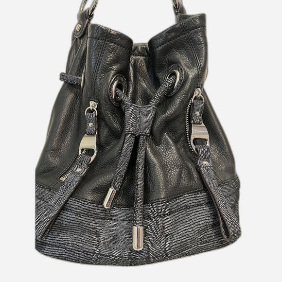 B. Makowsky metallic leather snake print drawstring bucket/shoulder bag. - Picture 2 of 9
